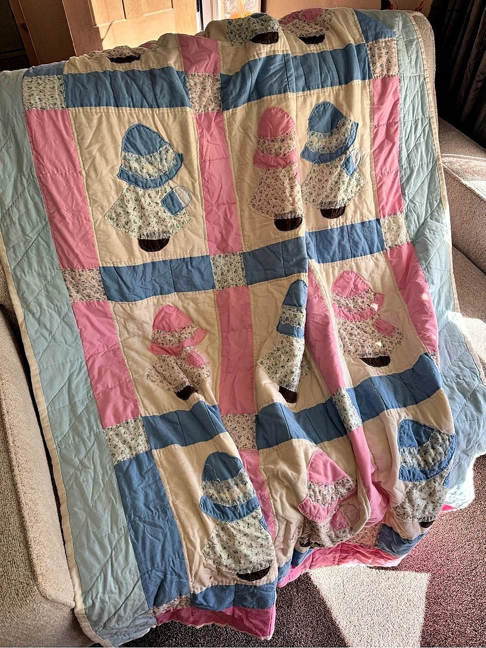 Vintage 1950’s handmade quilt sun bonnet Sue Patchwork Quilt in Blue & Pink